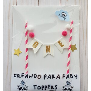 Cake topper artesanal para el primer cumpleaños. Decoración de pastel bebé con banderines, ideal para celebrar el primer año de tu pequeño.