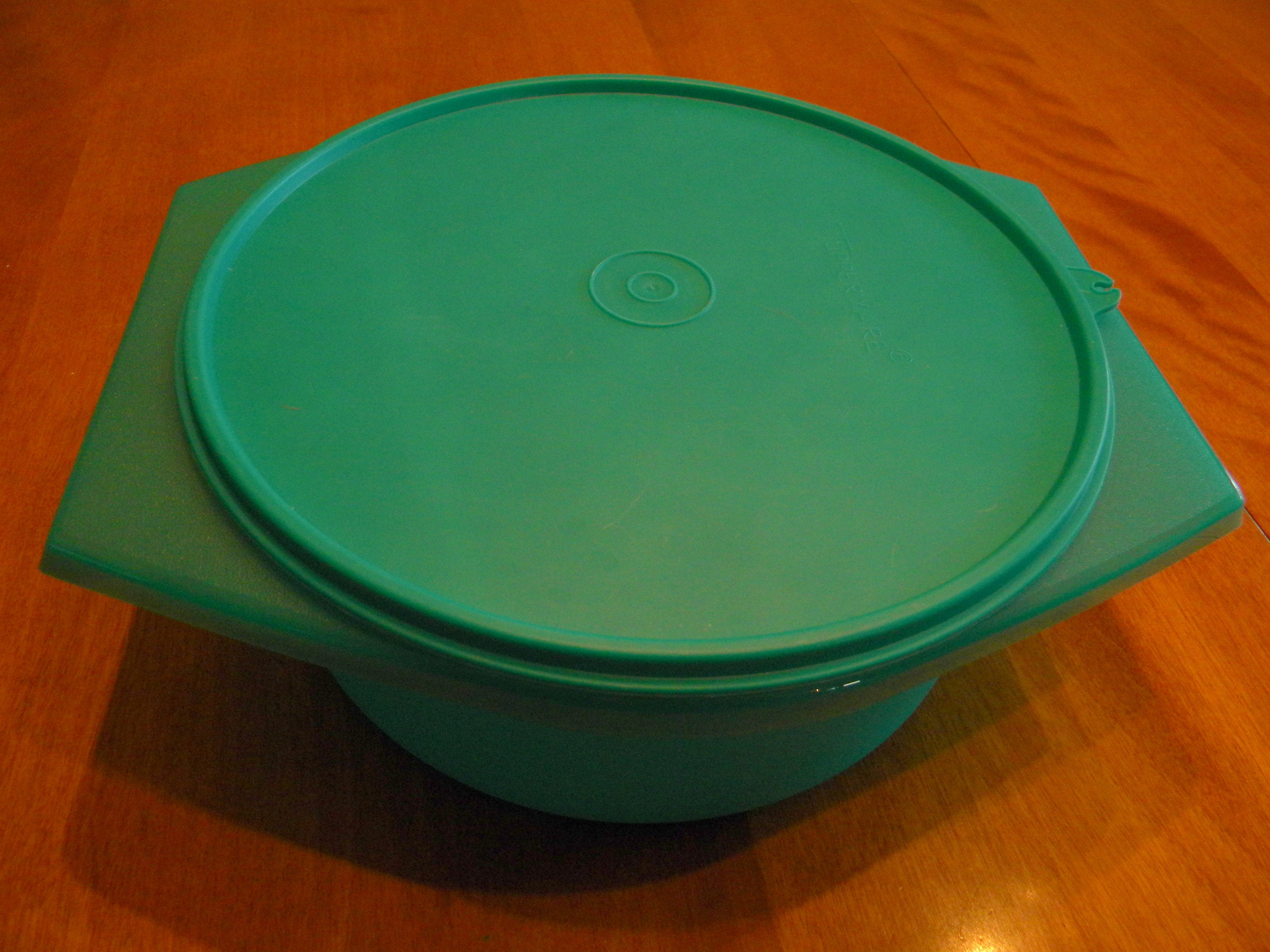 NEW Tupperware Large Tortilla Keeper Green 12 cup storage container FrEeSh