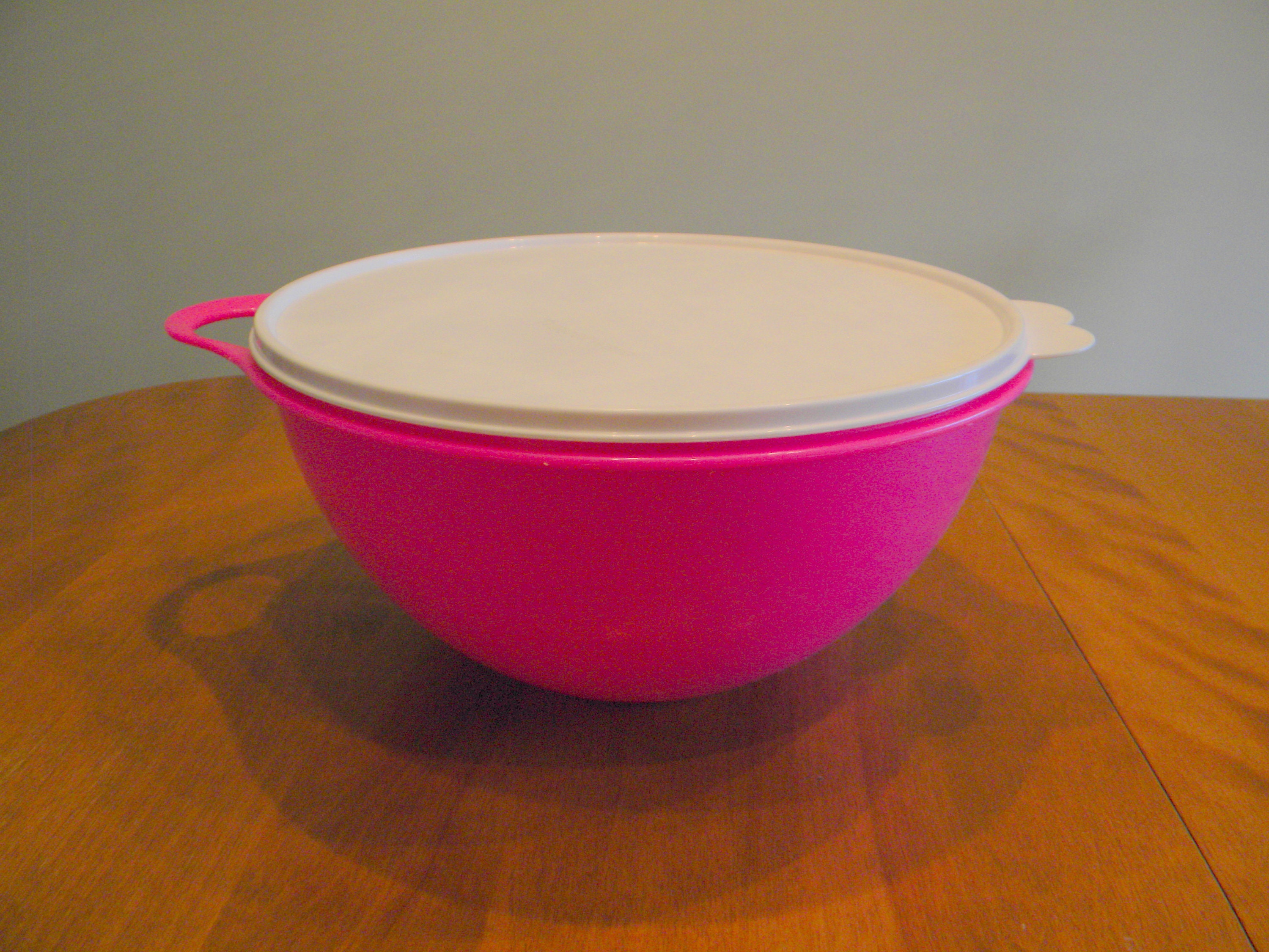 Tupperware Super Large White 32 Cup Thatsa Bowl Container W/Pink Lid