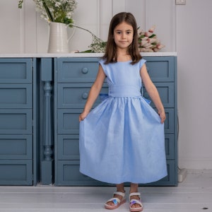 Schulkleid für Mädchen, Blaues Leinenkleid, Kleid mit großer Schleife im Rücken, Kleid mit offenem Rücken, Leinenschürzenkleid, Leinenkleid, Kleinkindkleid Bild 1