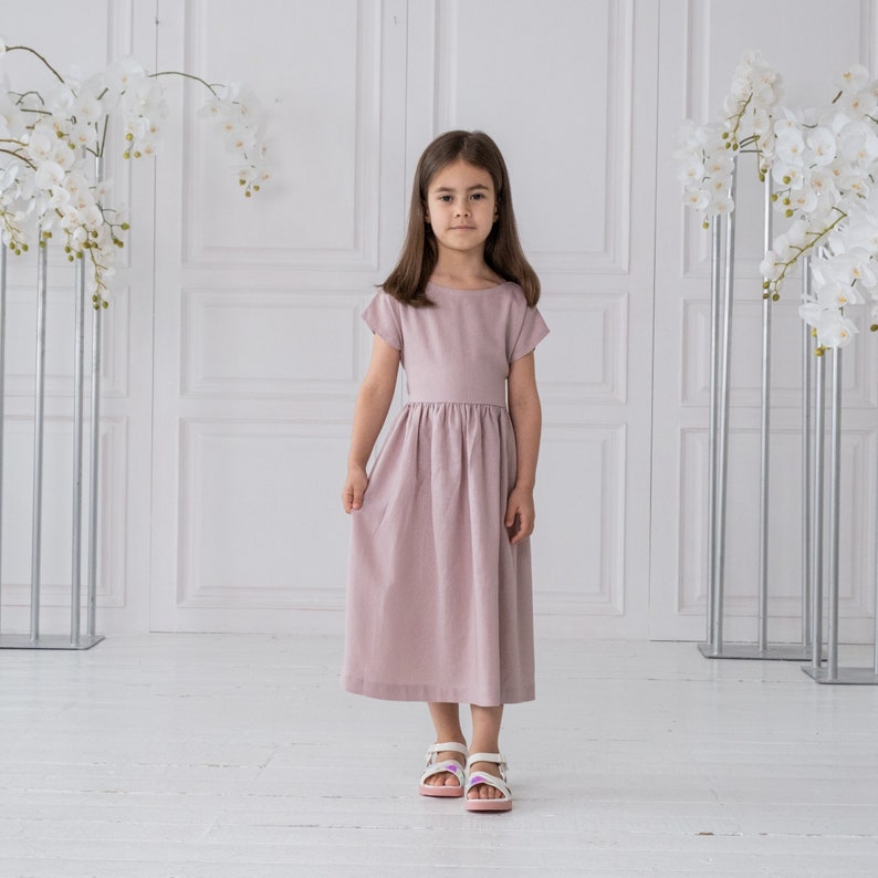 Robe de fille rose, filles de robe tablier, robe de fille de fleur en lin, robe en lin pour les tout-petits, robe avec ceinture, robe à manches courtes, robe d'été en lin image 1