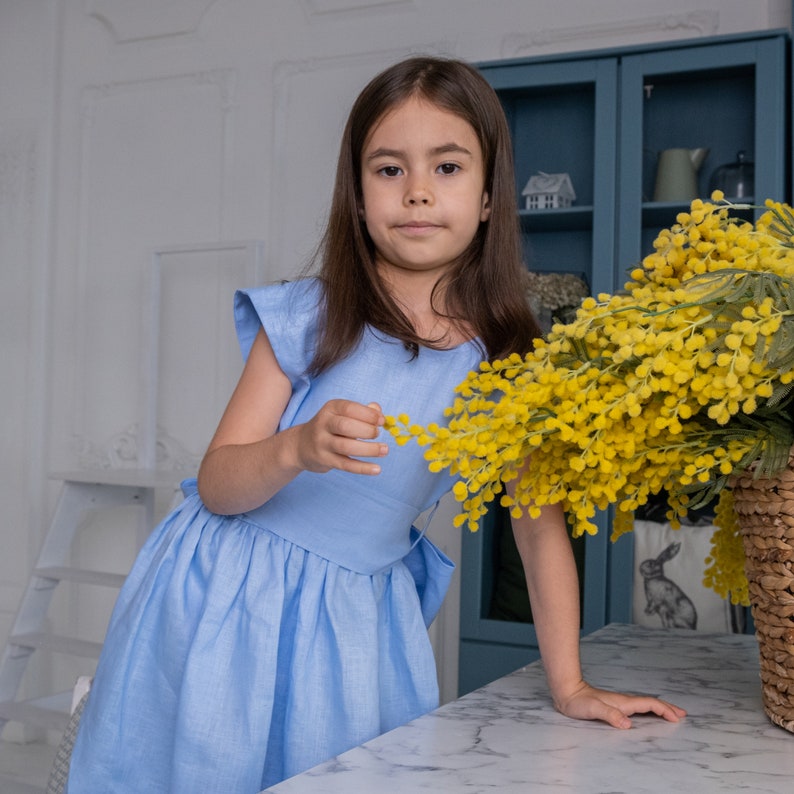 Schulkleid für Mädchen, Blaues Leinenkleid, Kleid mit großer Schleife im Rücken, Kleid mit offenem Rücken, Leinenschürzenkleid, Leinenkleid, Kleinkindkleid Bild 10