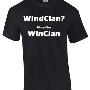 Peut inclure: T-shirt noir avec du texte blanc qui dit "WindClan? Plus comme WinClan".
