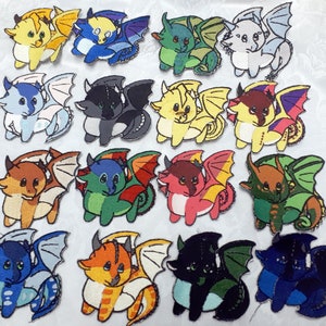 Puede incluir: Una colección de 12 aplicaciones de fieltro de dragón de colores. Cada aplicación presenta un diseño de dragón diferente con colores y patrones únicos. Los dragones están todos mirando hacia adelante con las alas extendidas.