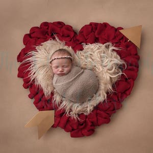 Recién nacido bebé rojo corazón cesta coronas digitales fondo de fondo para niño o niña perfecto para el día de San Valentín