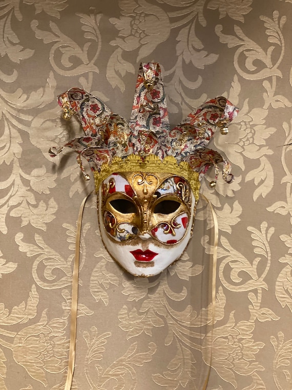 Masque De Carnaval En Cours De Décoration Et Matériaux Pour Sa Décoration  Masque De Mascarade Bricolage Pour