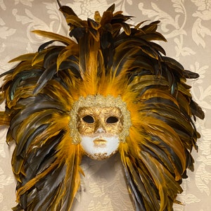 Masque De Carnaval Vénitien Et Décoration De Perles. Fond De Mardi Gras