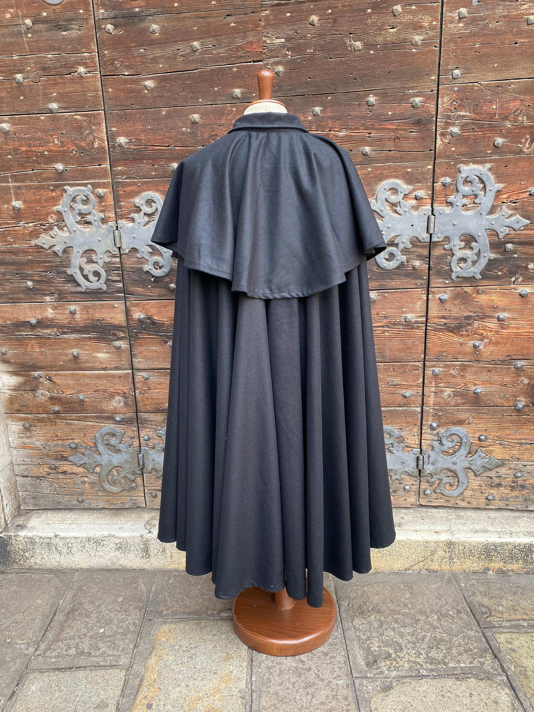 黒いマントが付いたベネチアン マント (タバロ)、全円、ウールで