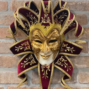 Venetian mask made entirely by hand in papier-mâché.Joker Grande Velluto