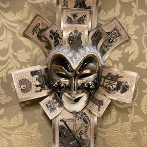 Máscara veneciana para hombre, cartas del tarot del Joker, hecha a mano en papel maché.