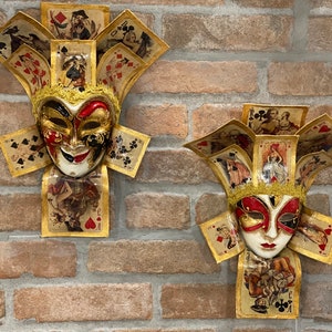 Paire de masques vénitiens Joker avec cartes Casanova faits à la main en papier mâché. 2 masques inclus, pour décoration uniquement, non ind.