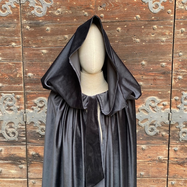 Venetian cloak in unlined velvet.