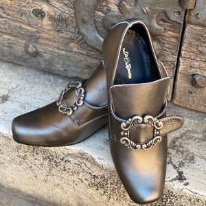 Shoes 700, 18th century, silver color, made of leather.