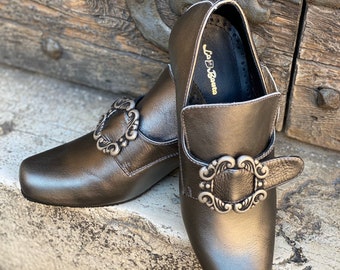 Zapatos de cuero color plata, del siglo XVIII.