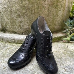 Historische Lederschuhe, Ende des 19. Jahrhunderts, Anfang des 20. Jahrhunderts. Karnevalsschuhe, Halloween-Schuhe