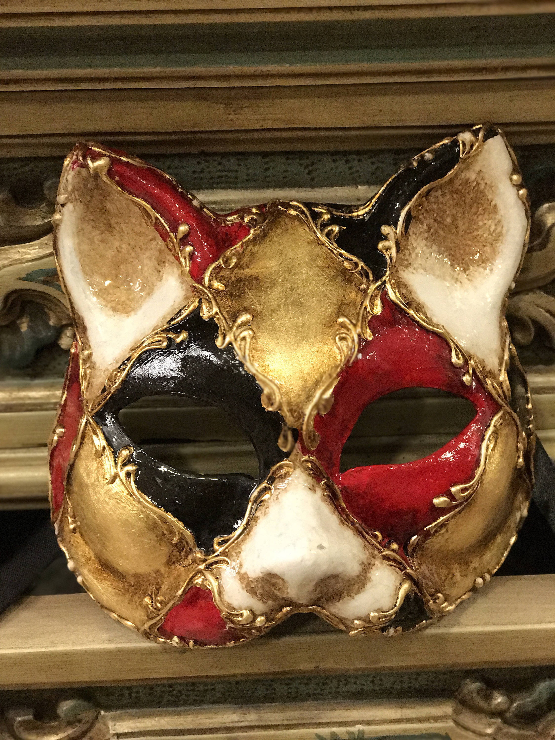 Blank mask of a Venetian Cat –