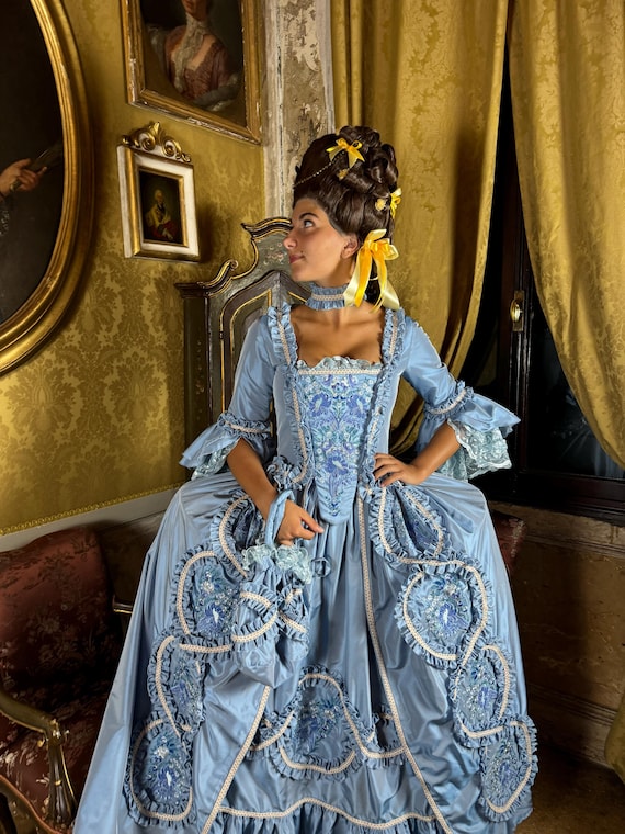 Costume femme 18ème siècle sale