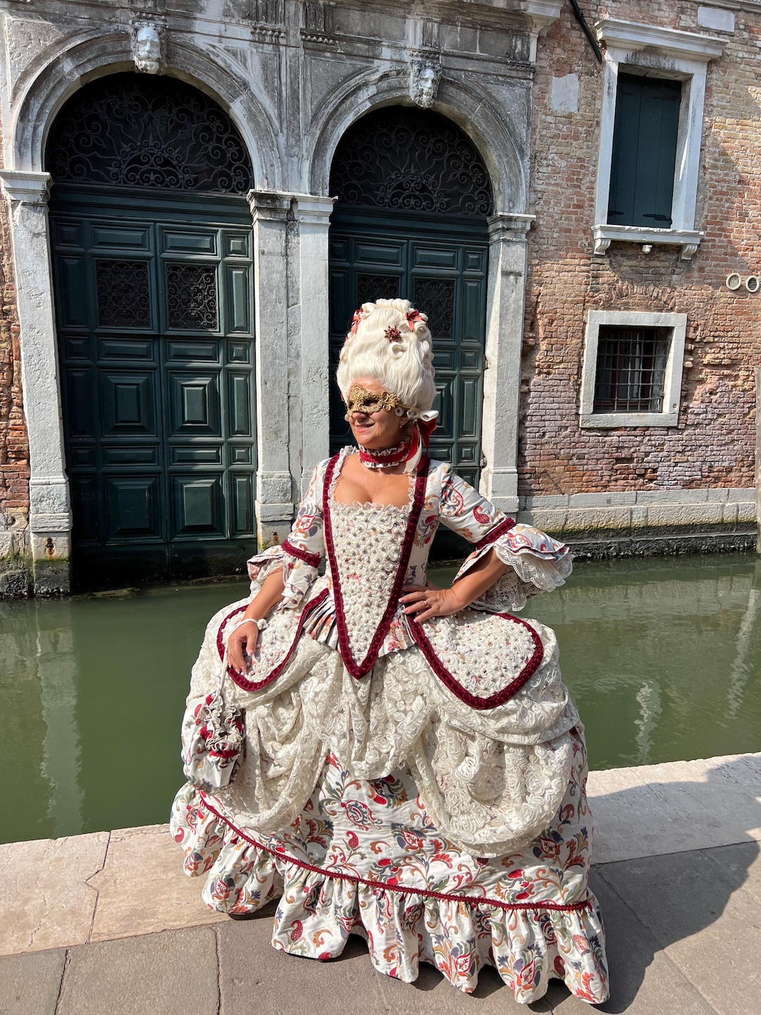 Vestido histórico dos anos 1700, reprodução artesanal do século