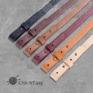 Puede incluir: Seis correas de cuero diferentes en varios colores, incluyendo negro, marrón, tostado, burdeos y crema. Cada correa tiene una hebilla de metal y dos agujeros para ajustar la longitud. Las correas están numeradas del 1 al 6.