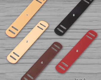 Peut inclure: Cinq extensions de lanières en cuir de couleurs variées : beige, crème, noir, marron et rouge. Chaque lanière comporte deux séries de fentes pour le réglage et est numérotée. Le texte "Style A" est en bas à droite.
