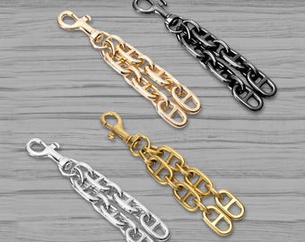 Peut inclure: Quatre accessoires de chaîne en métal avec fermoirs mousquetons. Les chaînes sont en finitions or, argent et noir. Les chaînes ont un design à double brin avec des maillons de liaison.