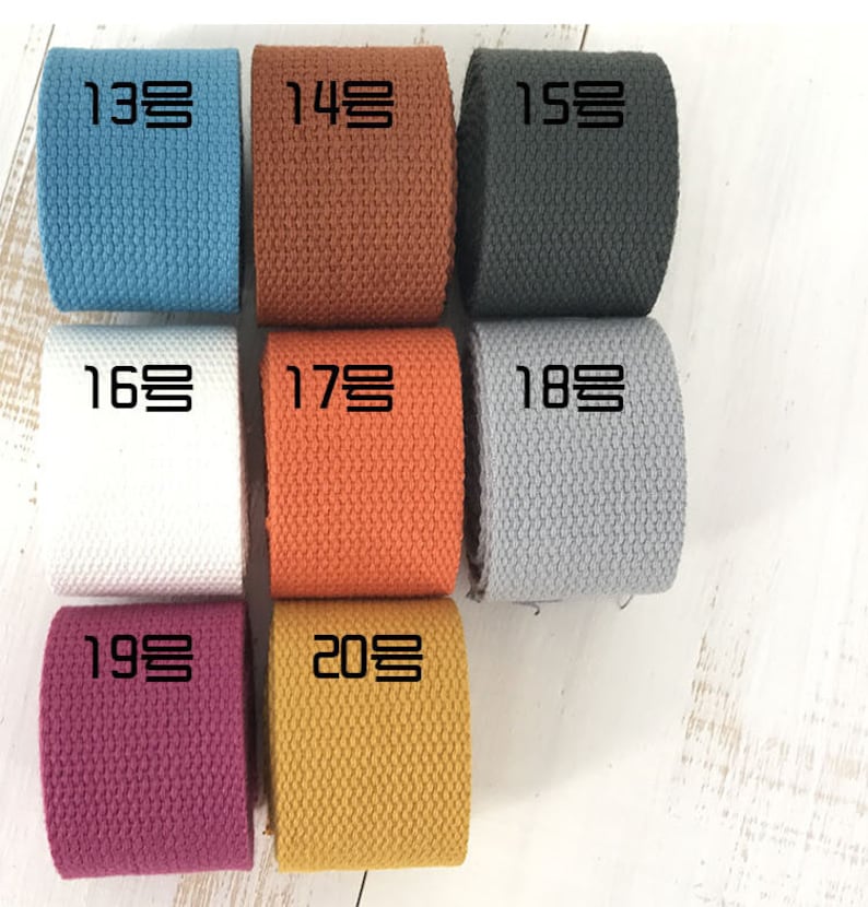 Puede incluir: Diez rollos de cinta de algod&oacute;n en varios colores, incluyendo azul, marr&oacute;n, negro, blanco, naranja, gris, morado y amarillo. Cada rollo est&aacute; etiquetado con un n&uacute;mero en coreano.