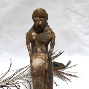 Alte indische Figur, geschnitztes hölzernes indisches Putali, tribale indische Puppe, indischer Musikermann, handgefertigter Putali, alte indische Kunst