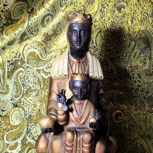 Antigua Virgen Montserrat, Virgen Negra, Virgen Gótica, Estatua Virgen con Niño, Nuestra Señora de Montserrat, Escultura en yeso, Barcelona.