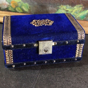 Carillon vecchio, portagioie foderato, gioielliere con specchi, cassa musicale, scatola di gioielli in stile medievale, cassa medievale. Gioielliere Blu