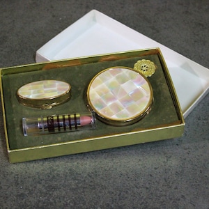 Alter Karton, M. Astor Box, Old Box mit Staub., M. Astor Box mit Lippenstift, M. Astor Vintage Set.