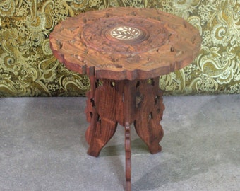 Table marocaine ancienne, vintage marocaine, table d’appoint, table ajourée en bois, table à thé, table vintage, table avec incrustation.