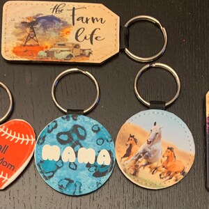 レザーキーホルダー - 片面はキラキラ光るグリッターまたはマットレザー、もう片面にはお好みで絵やデザインを印刷できます。
