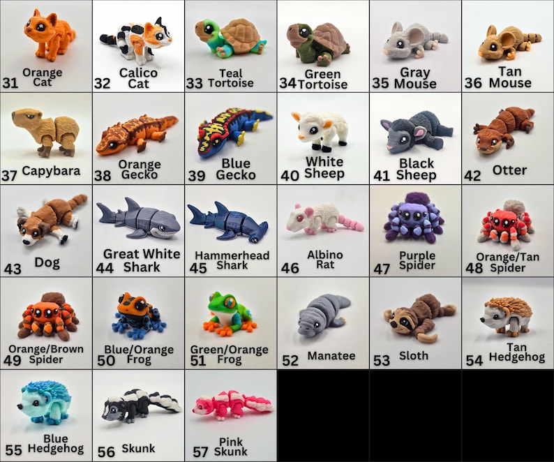 Puede incluir: Una cuadr&iacute;cula de peque&ntilde;as figuras de animales de colores. La colecci&oacute;n incluye gatos, tortugas, ratones, un carpincho, geckos, tiburones, un perro, una rata, ara&ntilde;as, un manat&iacute;, un perezoso, erizos y una mofeta. Cada figura est&aacute; etiquetada con su nombre y color.