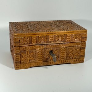 Vintage Hand Carved Wooden Trinket Box: Floral Filigree
