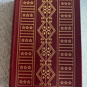 Puede incluir: Juego de tres tazas de cerámica con acabado mate moteado. Las tazas son de color crema, gris claro y gris oscuro. Cada taza tiene un diseño simple y minimalista, ideal para café o té.