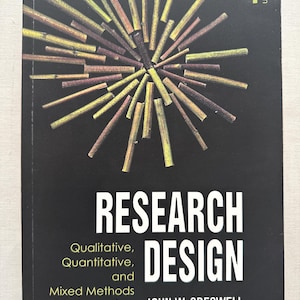 Puede incluir: La portada de la 4ª edición de "Research Design: Qualitative, Quantitative, and Mixed Methods Approaches" de John W. Creswell. La portada presenta un fondo negro con una imagen estilizada de una estrella en forma de estallido hecha de finos palos marrones.