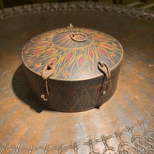 Caja de madera pintada a mano: diseño decorativo de Asia Central (13,8 cm)