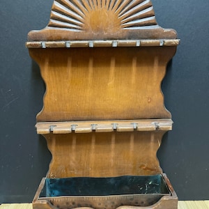Vintage Wooden Spoon Rack: Scalloped Edge Collector Display
