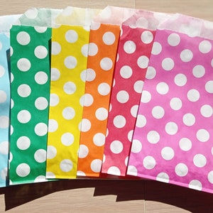 Papiertüten 35x bunt gepunktet mit Anhänger