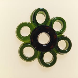 Hållare för blomgroda eller växtstickling tillverkad av återvunna flaskhalsar - transparent färg