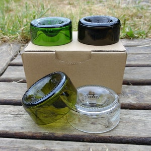 Set mit 4 Eierbechern in Flaschenbodenform.  Recycelte Glasflasche – Upcycling