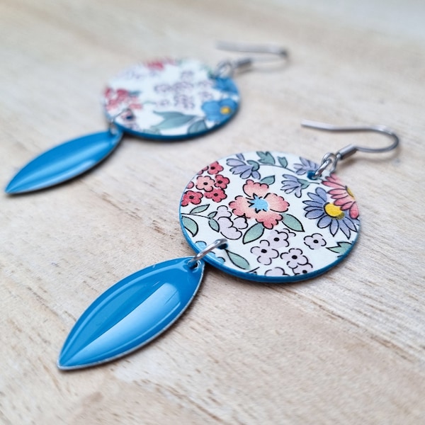 Boucles d'oreilles sequins bleus et papier italien liberty pastel multicolore sur crochets en acier inoxydable