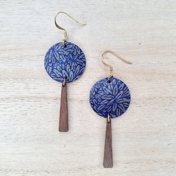 Boucles d'oreilles "Prune" papier népalais bleu et gris à feuillages et pendant bois de noyer