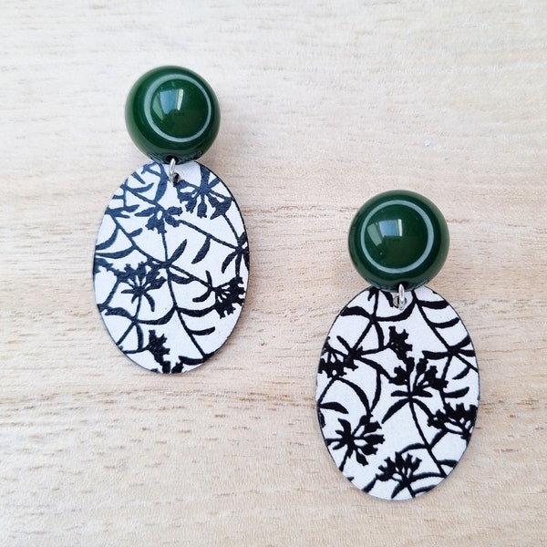 Boucles d'oreilles POP vert bouteille ovales en papier japonais noir et blanc à motifs champêtres sur clou rond en résine