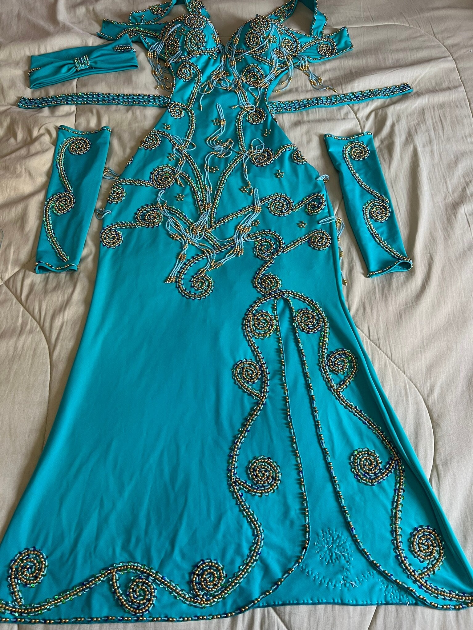 ターコイズベリーダンス衣装：手作りの装飾が施されたオリエンタル