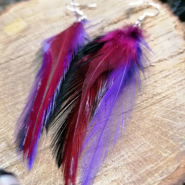 Boucles d'oreilles plumes courtes naturelles teintes violet rose noir