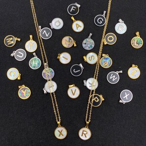 Collar con colgante de A-Z inicial con letra de concha redonda de acero inoxidable con nombre personalizado a la moda, regalo de joyería para amigo