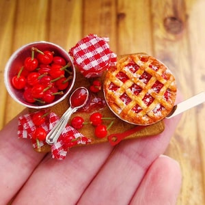 Miniatur-Kirschkuchen, Puppenhaus-Kirschkuchen, Miniaturkuchen, Miniatur-Essen, Mini-Essen, Puppenhaus-Essen, Essen für Puppenhaus, Miniaturen, Puppen