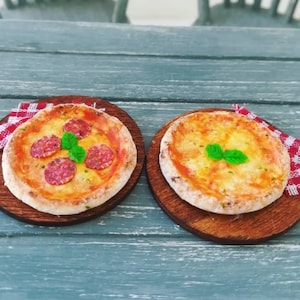 Dollhouse food, Miniature food, Food for dollhouse, Doll food, Fimo food, Clay food, Miniatures, Mini food, Miniature pepperoni pizza