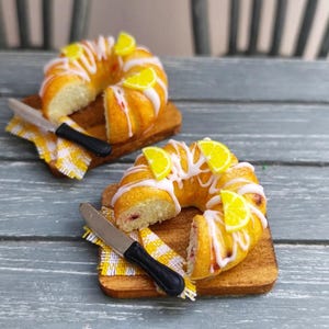 Miniatur-Zitronenkuchen, Miniatur-Brett, Puppenhauskuchen, Miniaturen, Miniatur-Essen, Puppenhaus-Essen, Essen für Puppenhaus, Miniatur-Zitrone, Puppe